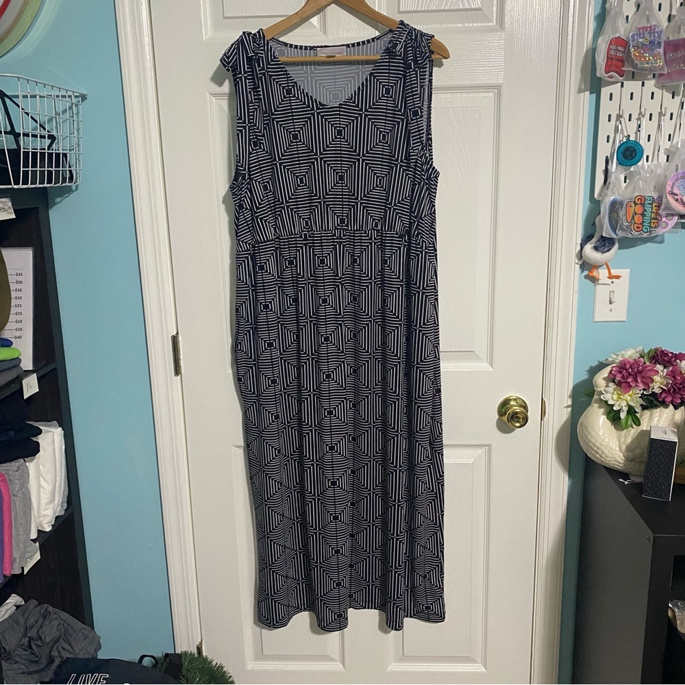 Elegant Black and White Geometric Maxi Dress